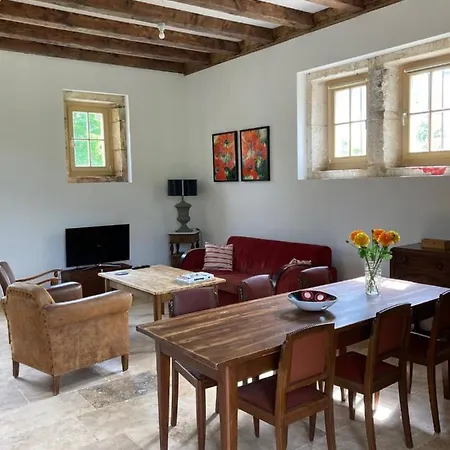 La Cour De La Fleunie 1 *