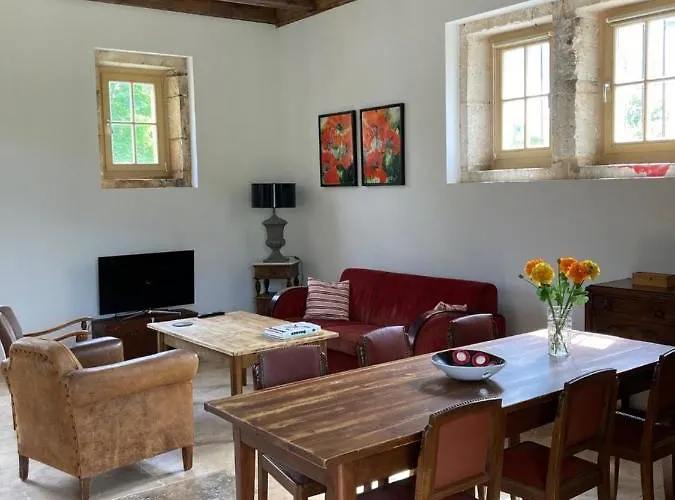 La Cour De La Fleunie 1 *